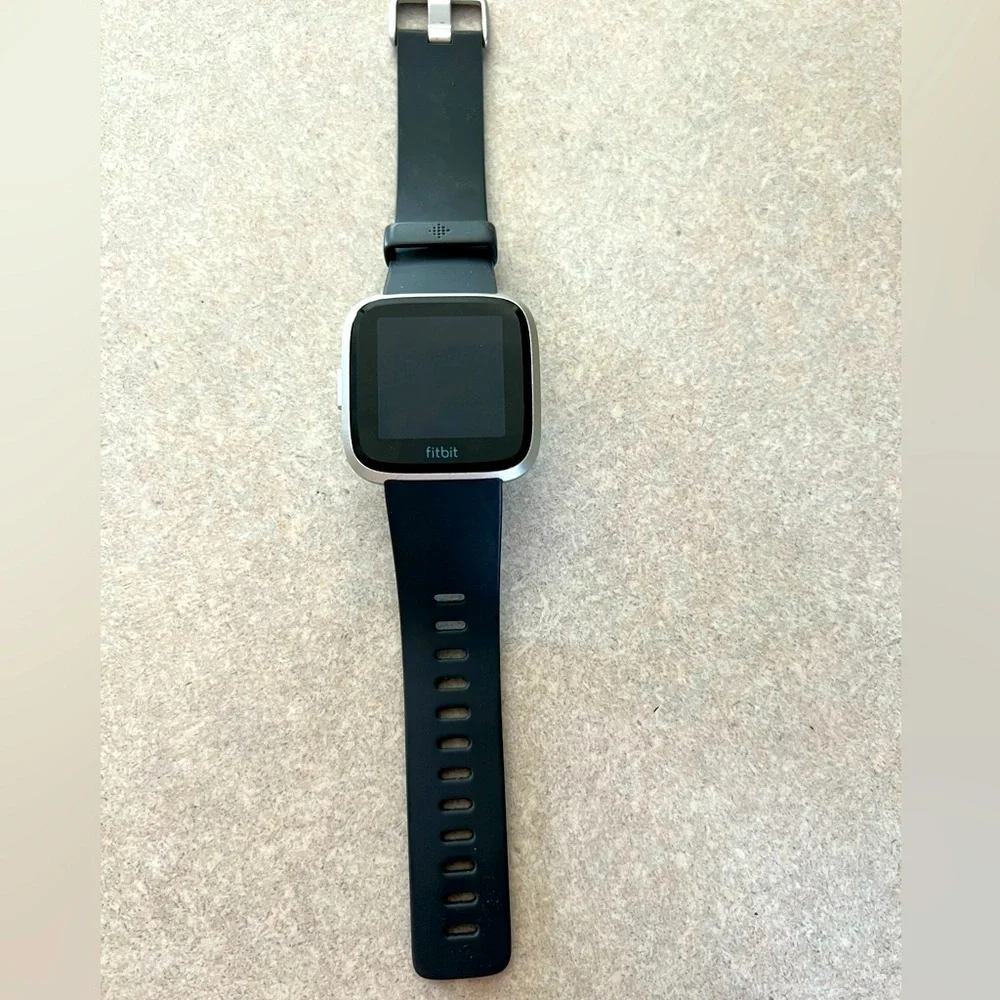 NEW Fitbit Versa Lite Smartwatch with GPS + 2 bands + charger and directions
